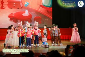 Trẻ mầm non diễn kịch